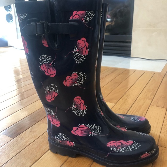 NWT Adorable printed rain boots - Picture 3 of 3